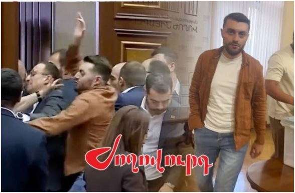 Արեն Մկրտչյանը այսօրվա ծեծից հետո ձեռքը կոտրել է (տեսանյութ)